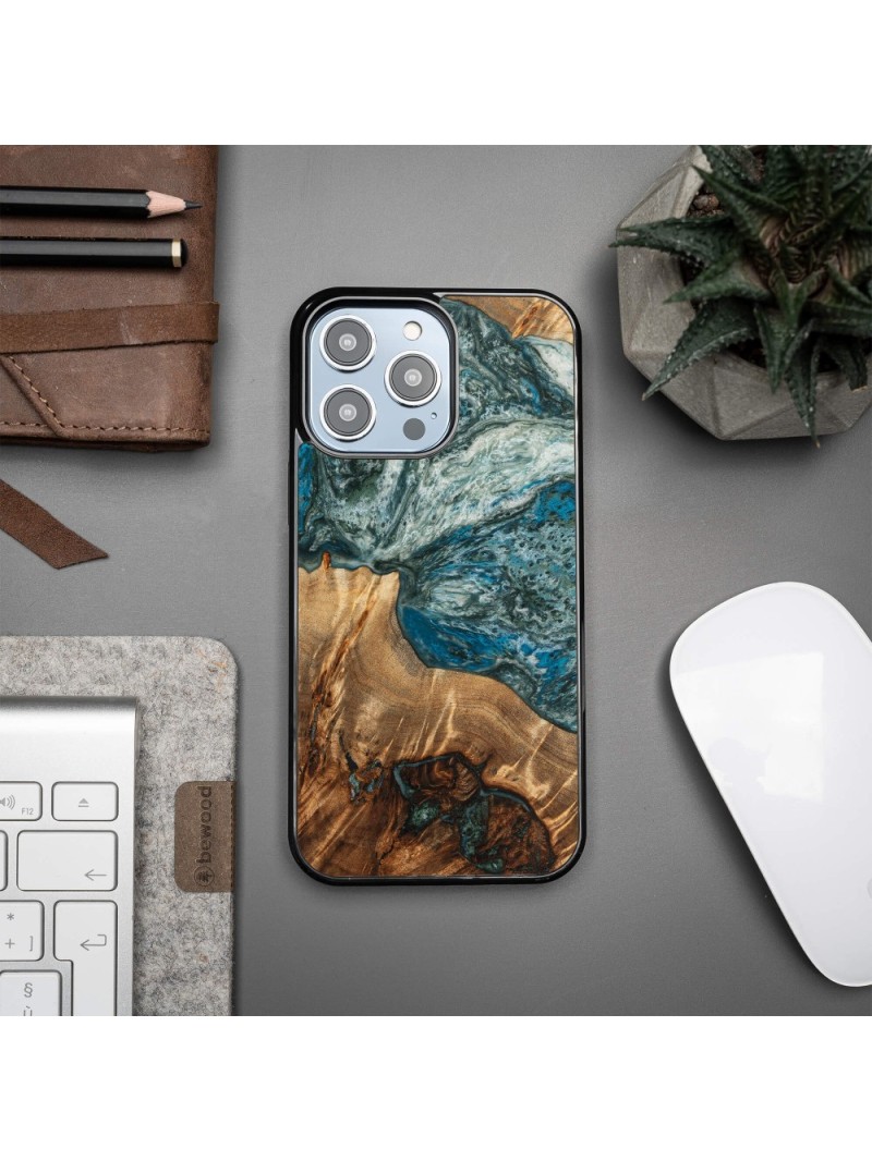 Resin & Wood iPhone 15 series case – Planets - Earth