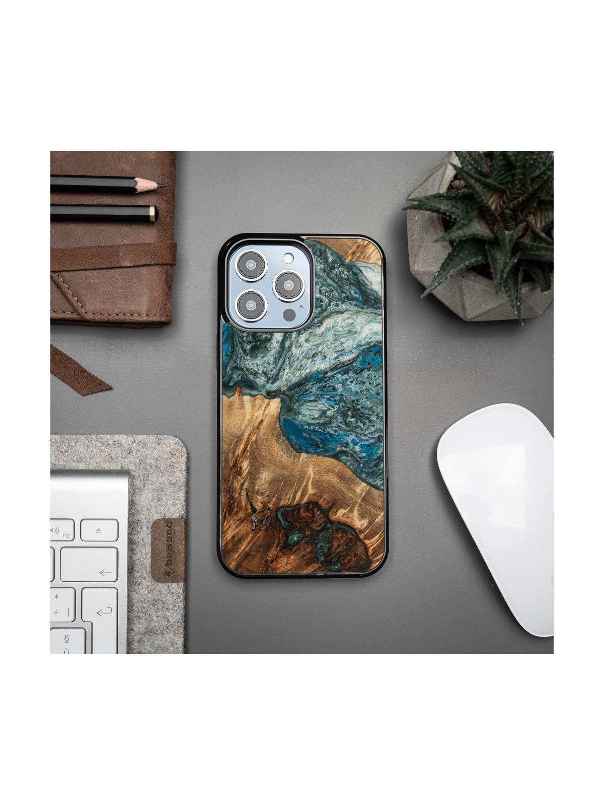 Resin & Wood iPhone 15 series case – Planets - Earth