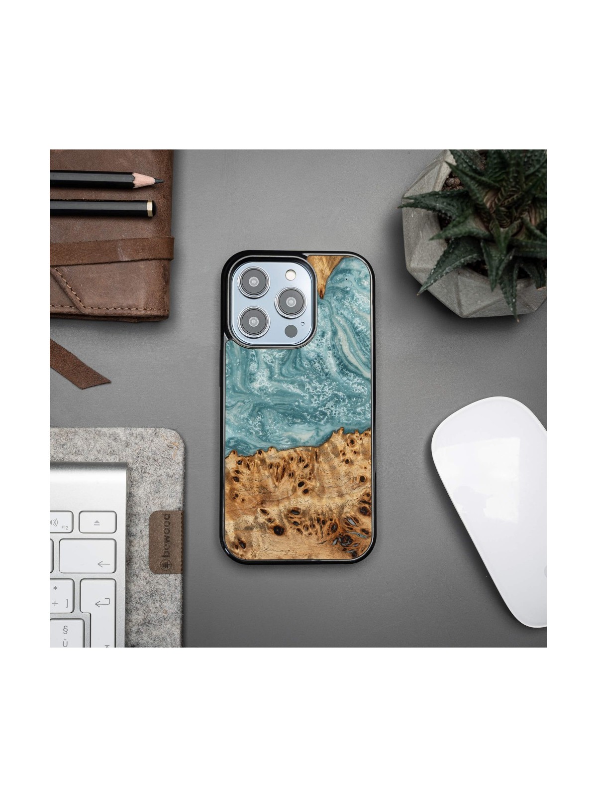 Resin & Wood iPhone 15 series case – Planets - Uranus